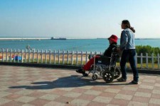 迁西八旬老人推轮椅带老伴游中国(为了方便推轮椅带老伴出门)